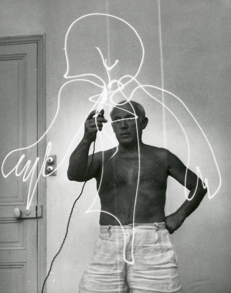 Pablo Picasso con torcia elettrica crea disegno luminoso nell'aria